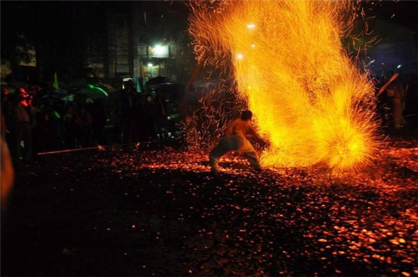 央视纪录片《传承》讲述非遗故事:小人物的绝