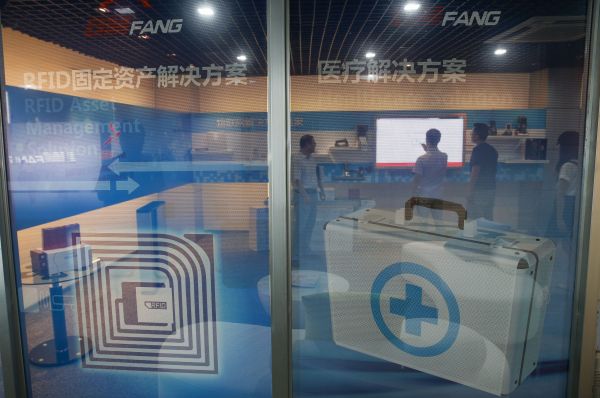 资料图片：上海莘庄工业园内一家高科技企业的技术人员在进行产品研发（2015年7月17日摄）。新华社记者 裴鑫 摄