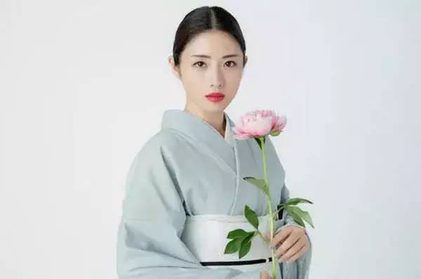 谈笑眉宇间都透露着高贵与优雅。