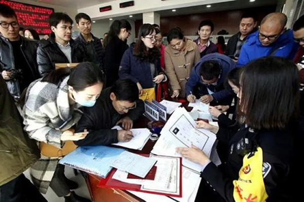 发改委提出放开大部分城市落户限制,长安剑:背