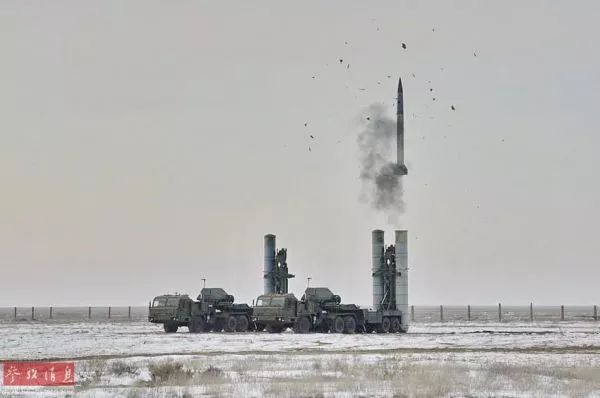 ▲资料图:S-400系统发射48H6E远程防空导弹。