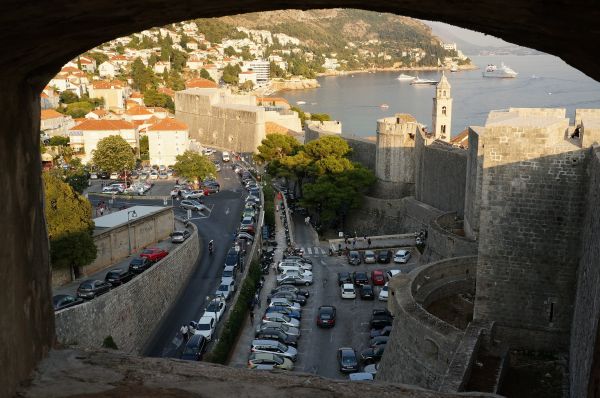 ����λ�ڿ��޵��Ƕ��ϲ��ĶŲ��޷���˾ɳǡ�1979�걻���Ϲ��̿�����֯���������Ļ��Ų���¼������������Ϊ���硶Ȩ������Ϸ����Ӱ����Ʒ��ȡ���ض��������ʡ����»��磩