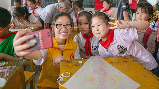 南京公益组织为涟水留守儿童过六-,一外国志