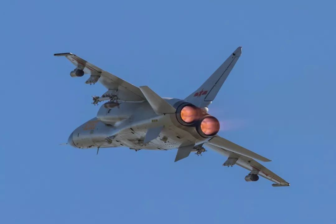 参加航空飞镖-2018的中国空军官兵,在异国如