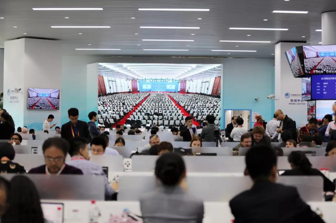 △开幕式受到高度关注。这是中国国际进口博览会新闻中心正在同步转播开幕式。(央视记者魏帮军拍摄)
