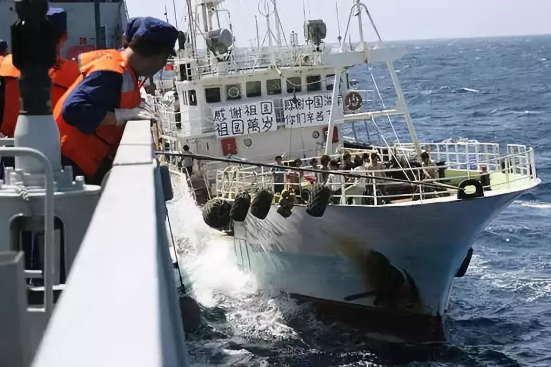 现实版红海行动上演,中国海军抓捕海盗画面首