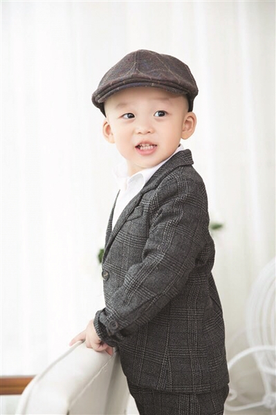 家有搞笑萌娃，乐趣丛生！