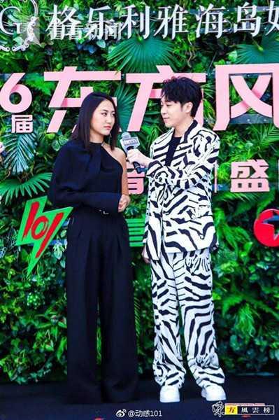 吴青峰陈粒携手亮相东方风云榜 全程互相调侃