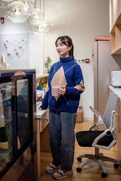 11月24日，谢雅婷在定福庄一家自习室的前台工作。作为这家店的全职店员，她同时在备考金融学的硕士，复习与工作交替进行。