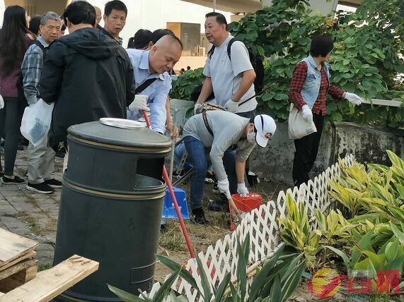  香港市民自发清理理大附近路障。（图源：文汇网）