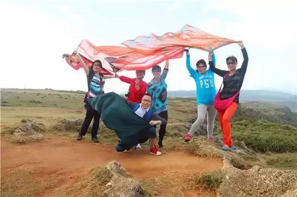 大妈的拍照姿势,是年轻人学不来的