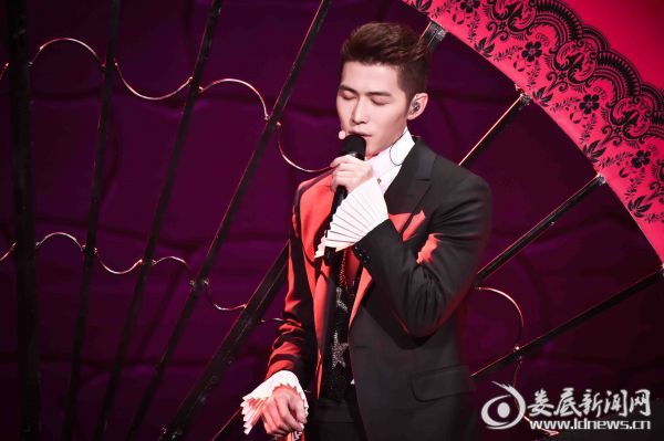 《跨界歌王》不拼高音比低音,陈学冬唱情歌低