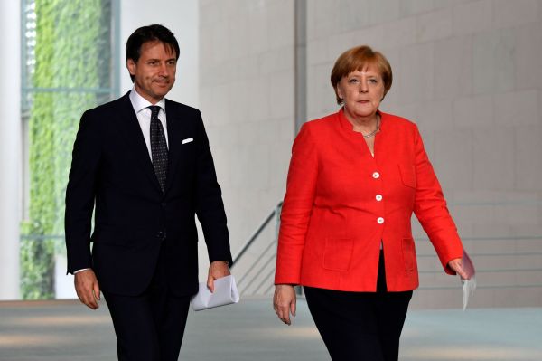  默克尔（右）18日在柏林会见来访的意大利总理孔特（法新社）