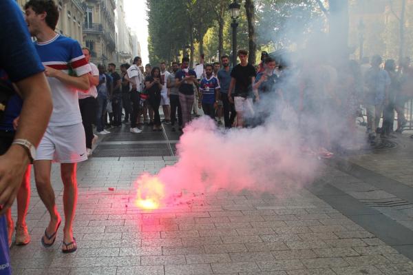 法国球迷庆祝晋级，巴黎街头出现烟花