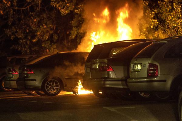 瑞典多地发生烧车等案件,使馆提醒中国公民注
