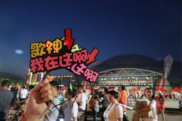 黄牛顺走女主播手机 张学友演唱会倒票落网