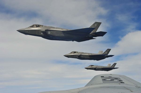 资料图片:美空军F-35A隐身战机编队飞行。(图片来源于网络)