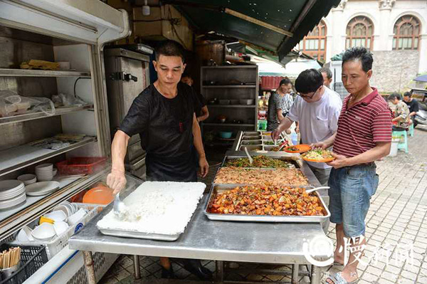  中午时顾客慢慢前来吃饭。