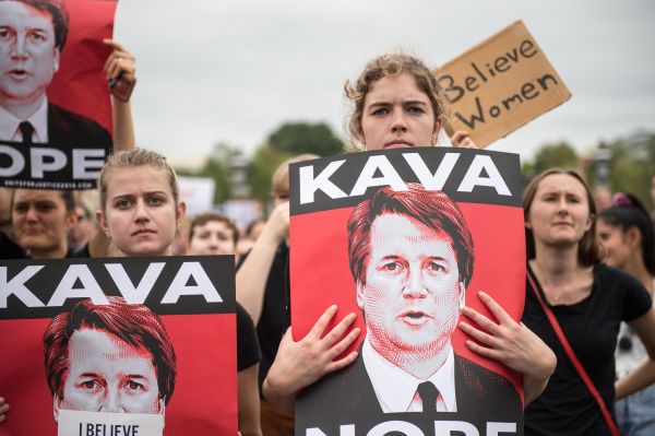 女性示威者6日在华盛顿的国会大厦外抗议任命卡瓦诺为美国最高法院大法官（法新社）