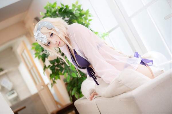 岛国萌妹COS《Fate》泳装贞德 大胸肌傲人,一脸风情