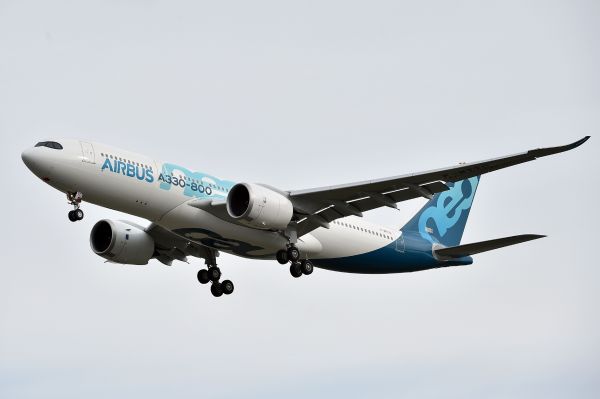  11月6日，一架空客A330-800在法国图卢兹进行试飞。（路透社）