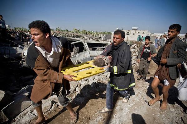 图为饱受战争摧残的也门民众