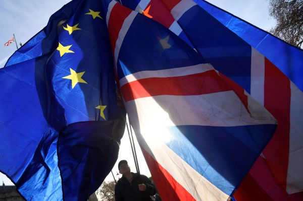 　反脱欧抗议者17日在位于伦敦的议会大厦外挥舞欧盟旗帜和英国国旗（路透社）