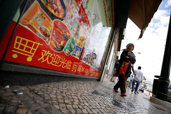 中国在一些欧洲国家的影响力也在日益增强。图为葡萄牙里斯本街头的中文广告