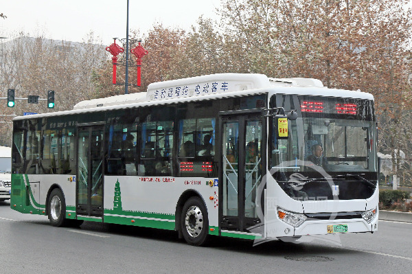 2019年1月8日,西安街头公交车大部分已经更换成电动空调大巴车.