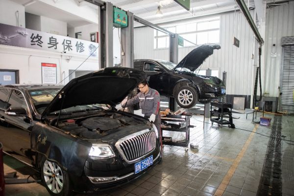 2018年11月22日，一名员工在北京的一家汽车经销店工作。法新社
