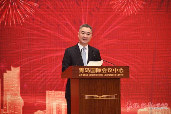 市委书记王清宪出席茶话会并致辞。