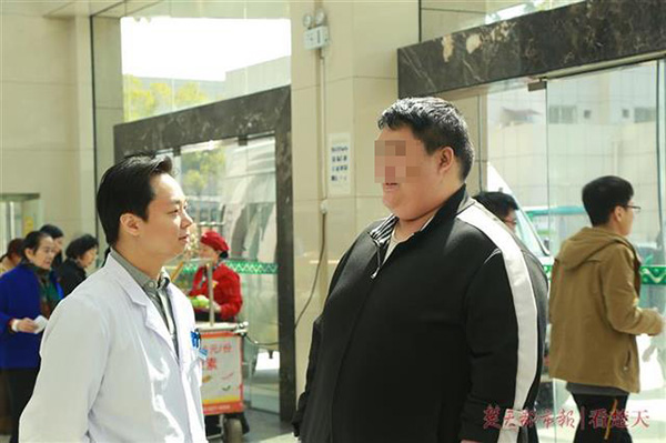 380斤小伙缩胃减重 术前医生请他大吃汉堡缓压