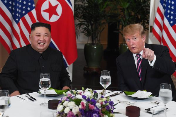 当地时间2019年2月27日,越南河内,美国总统特朗普与金正恩结束一对一会谈,出席会后晚宴。 视觉中国 资料