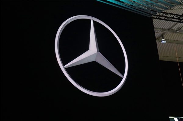 女子66万买奔驰开不到1公里发动机漏油:至今未