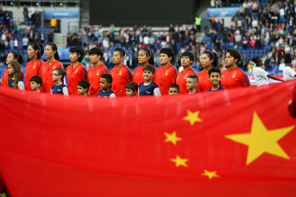 中国队球员在对阵南非队的出场仪式上。新华社记者郑焕松摄