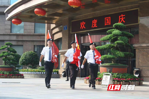 每逢五一、七一、十一等大型节日,冰火楼都会举行庄严的升旗仪式 受访者供图