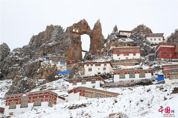 栗卫斌)孜珠寺位于317国道旁,西藏东部昌都地区丁青县孜珠山上,海拔