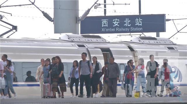 高鐵持續(xù)“火爆”,陜西多車站可刷身份證進站。