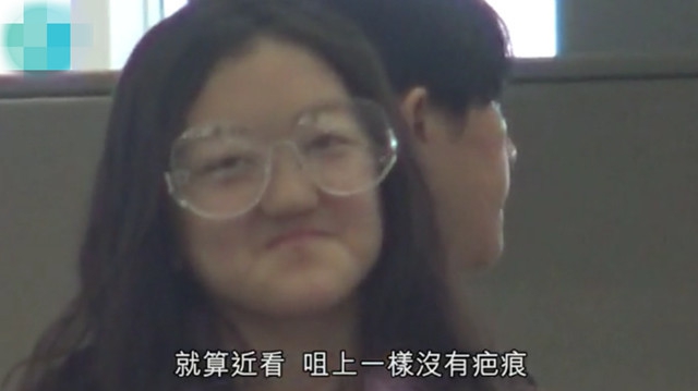 12岁李嫣晒和闺蜜合照坐姿豪迈,这打扮太成熟像多多!