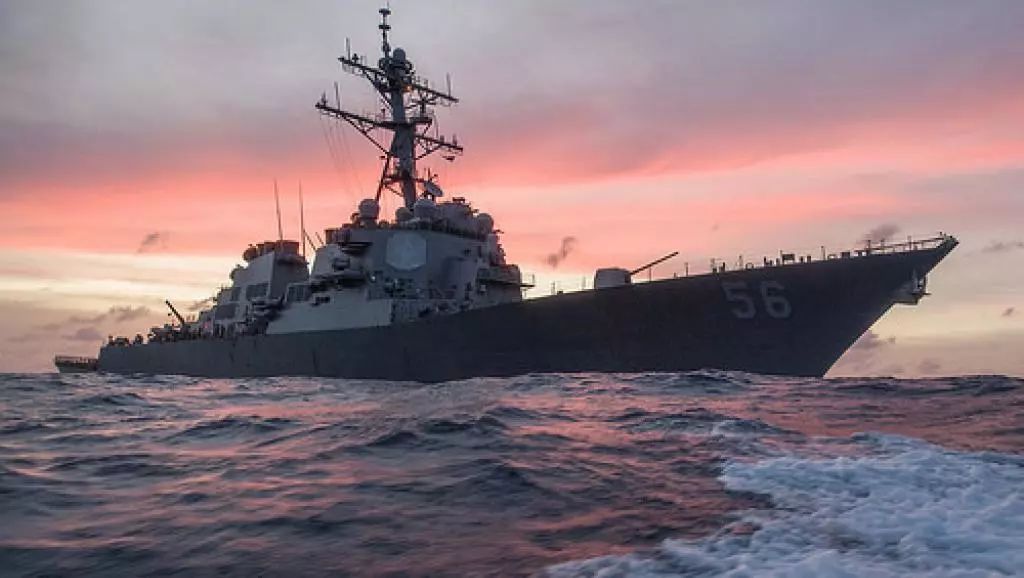 ▲图为美国海军“麦凯恩”号驱逐舰。该舰曾于2017年8月10日擅自进入中国美济礁邻近海域，进行所谓“航行自由行动”。