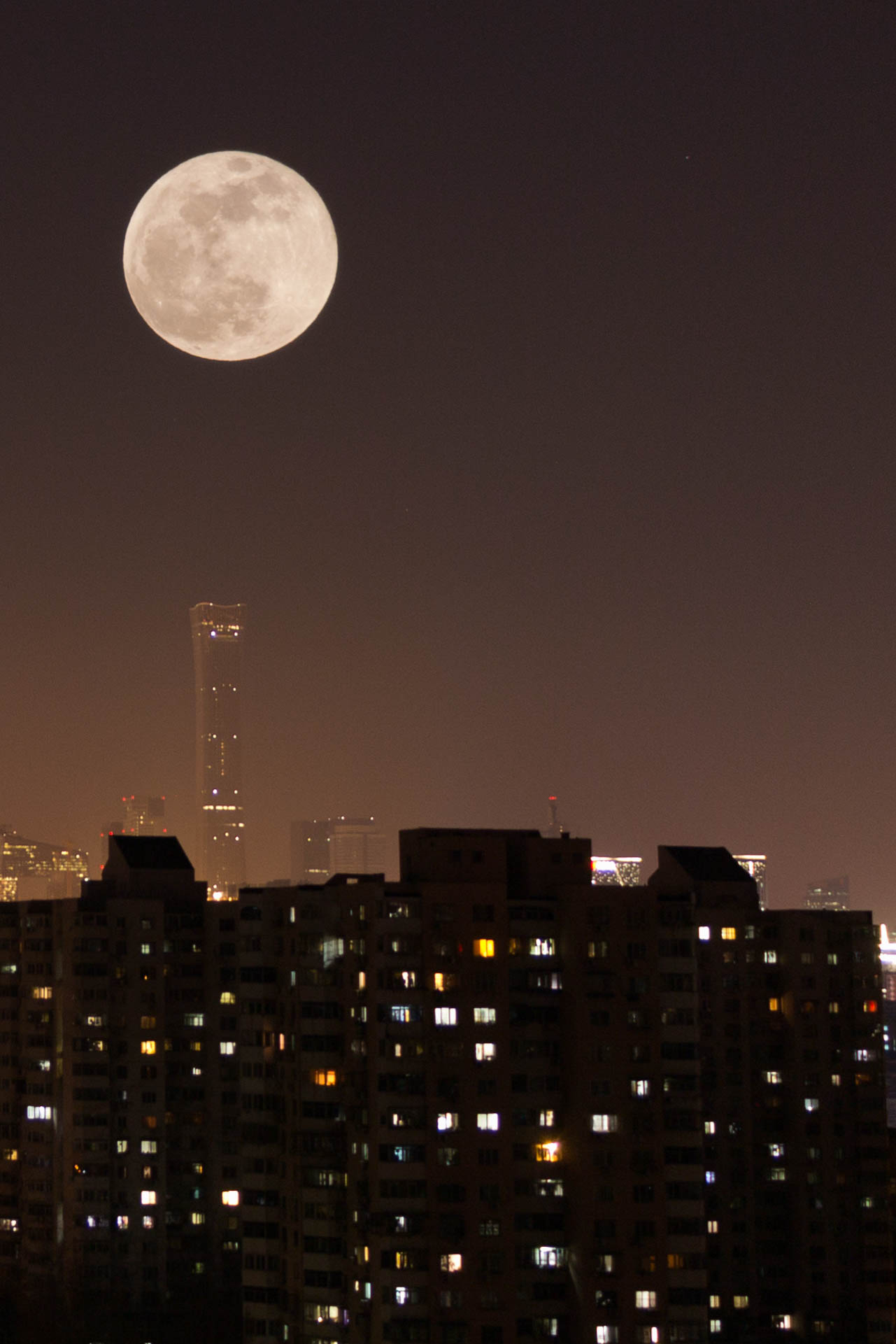 请定好您的闹钟，今晚，一起欣赏本年度第二近的“超级月亮”|超级月亮|满月|月亮_新浪新闻