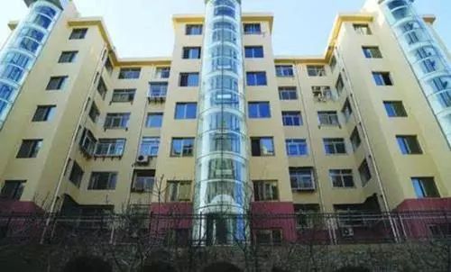 济南老楼装电梯:坑挖一半停工,低层业主反悔了