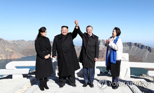 点击查看大图 文在寅和 金正恩在天池前合影留念 本文图源如无标注均来自韩联社