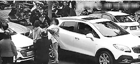 中图:李某某和周女士发生争吵。