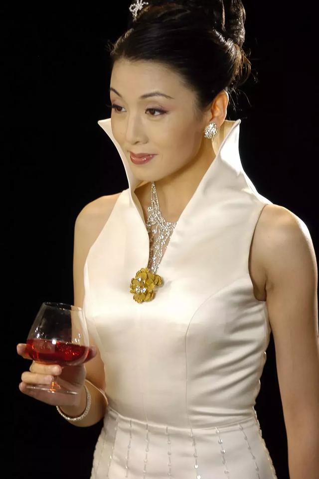 舞台上姿容俏丽的女驸马也是戏迷常用的表情包她就是韩再芬