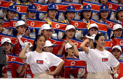 1541118416925607.jpg 图为2002年,赴韩参加亚运会的朝鲜拉拉队(韩联社)