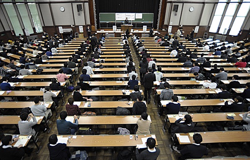 资料图：考生在日本东京大学的考场参加大学入学统一考试。（新华社）