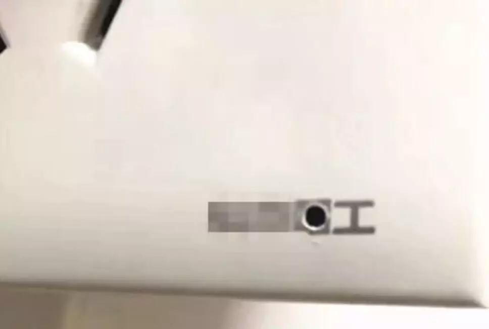 △偷拍摄像头就藏在插座里 受访者供图