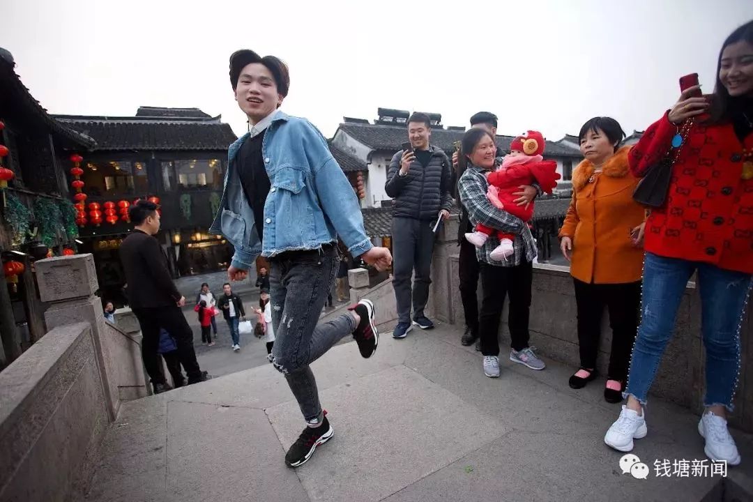 每天拿小拳拳捶客人!云南小哥哥抖音爆红后