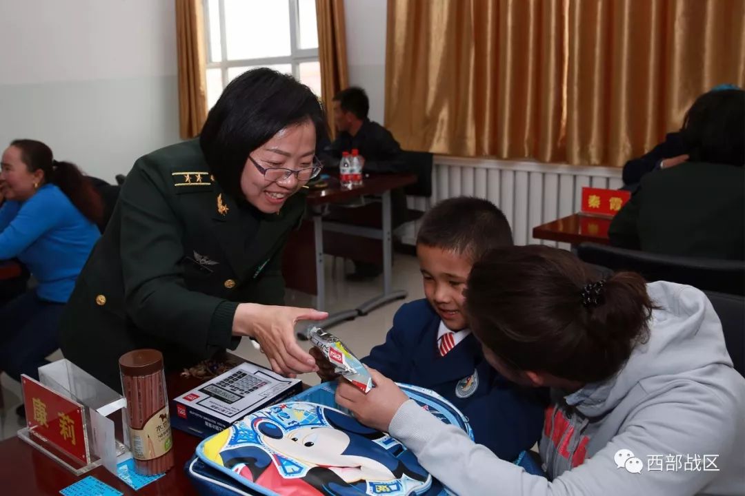 选稿:丁纯醇4月4日,在乌鲁木齐市萨尔达坂乡中心小学,69250部队的21名